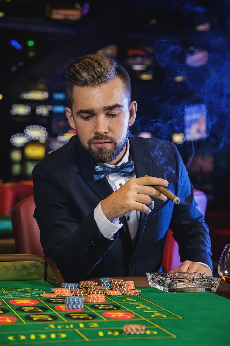 Meja Casino Hold'em dengan dealer profesional dan kartu komunitas